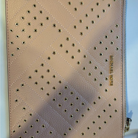 Michael Kohrs wristlet.  Excellent condition. - Picture 6 of 6